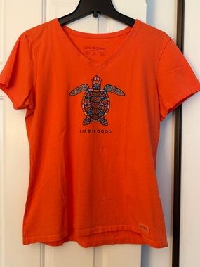 Life Is Good VNeck Tee with Turtle Print Size Large NWOT